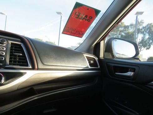 Used 2018 Toyota Highlander Limited image 32