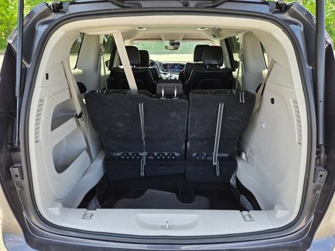 Used 2023 Chrysler Pacifica Touring-L FWD image 16
