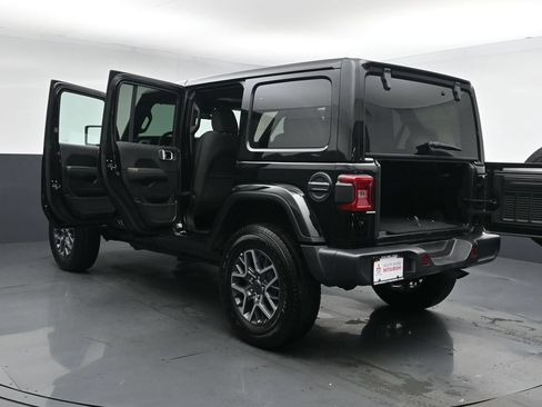 Used 2025 Jeep Wrangler Unlimited Sahara AWD/4WD image 28