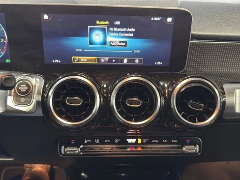 Used 2021 Mercedes-Benz GLB 250 4MATIC image 18