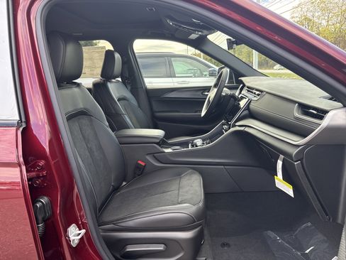 New 2025 Jeep Grand Cherokee Altitude image 9