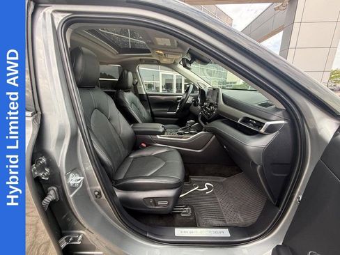 Used 2025 Toyota Highlander Limited AWD/4WD image 11
