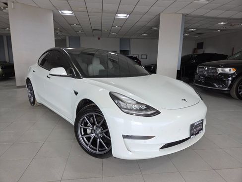 Used 2020 Tesla Model 3 Standard Range Plus image 1
