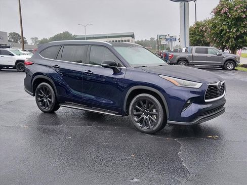 Used 2023 Toyota Highlander XLE FWD image 2