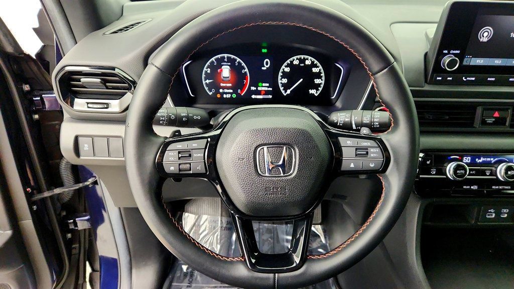 Used 2025 Honda Pilot Sport image 13