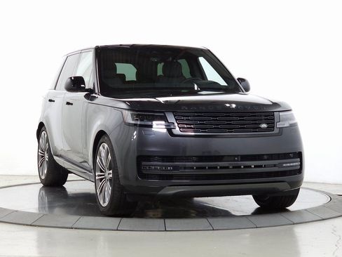 Used 2025 Land Rover Range Rover SE image 12