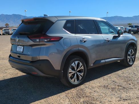 Used 2021 Nissan Rogue SV image 3