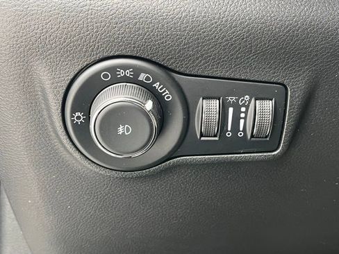 Used 2022 Jeep Compass Limited image 19