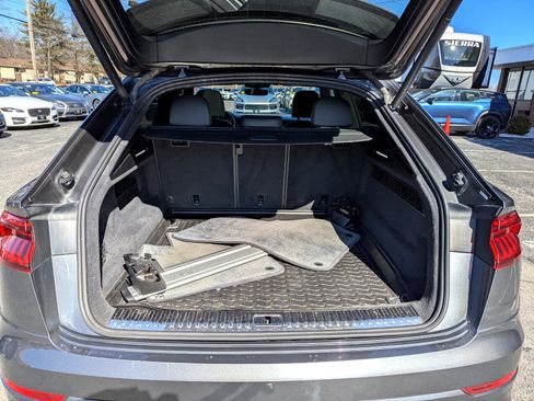 Used 2019 Audi Q8 Premium image 42