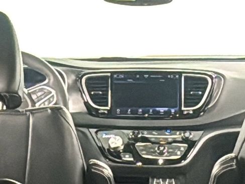 Used 2025 Chrysler Pacifica Select image 19