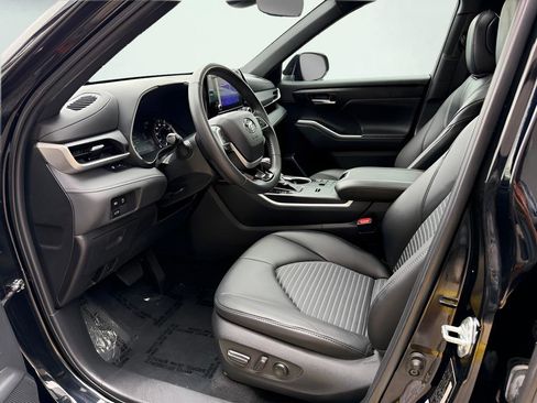 Used 2023 Toyota Highlander XSE FWD image 17