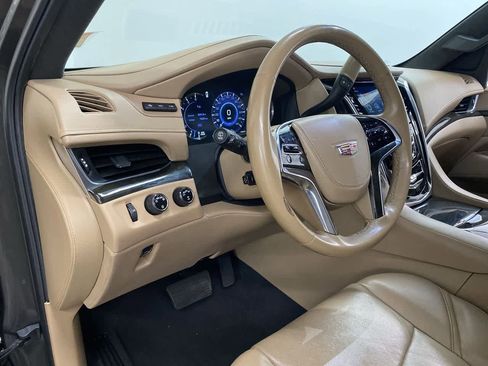 Used 2020 Cadillac Escalade Platinum image 2