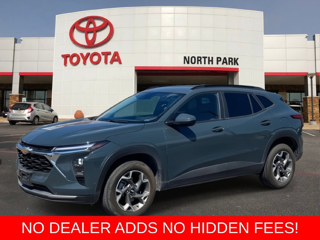 Used 2025 Chevrolet Trax LT FWD image 1