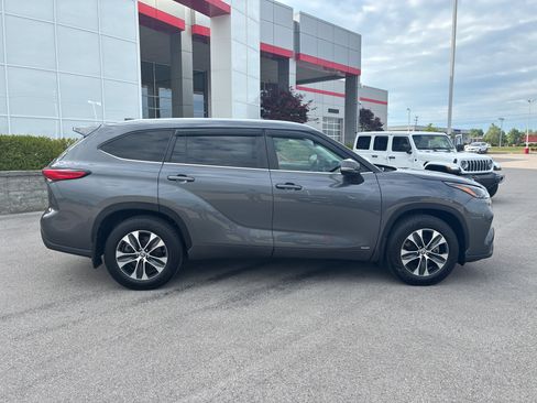 Used 2023 Toyota Highlander XLE AWD/4WD image 11