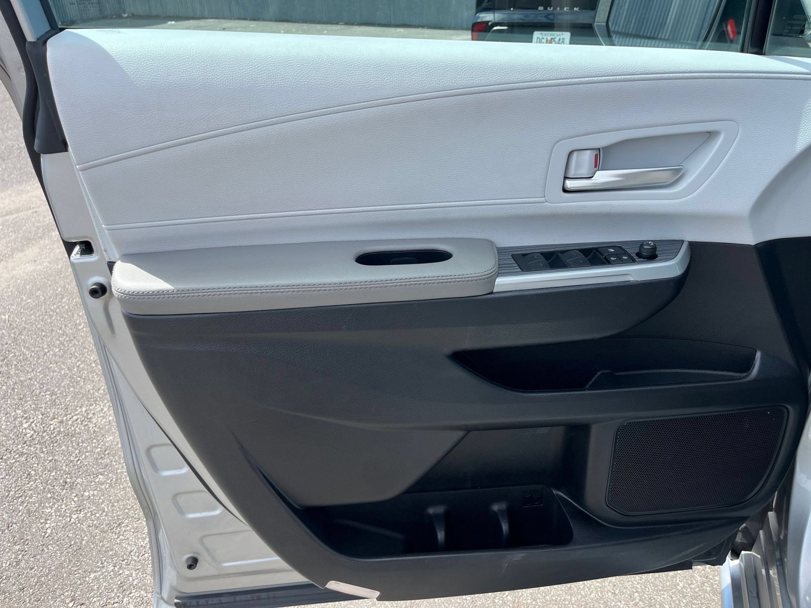 Used 2025 Toyota Sienna XLE FWD image 18