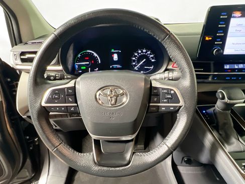 Used 2023 Toyota Sienna XLE FWD image 17