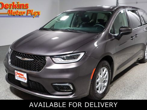 Used 2023 Chrysler Pacifica Touring-L FWD image 1