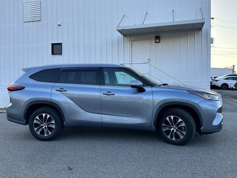 Used 2020 Toyota Highlander XLE image 30