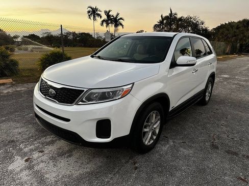 Used 2015 Kia Sorento LX image 1