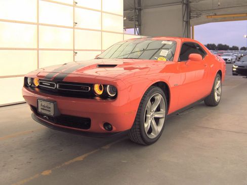 Used 2017 Dodge Challenger R/T image 1