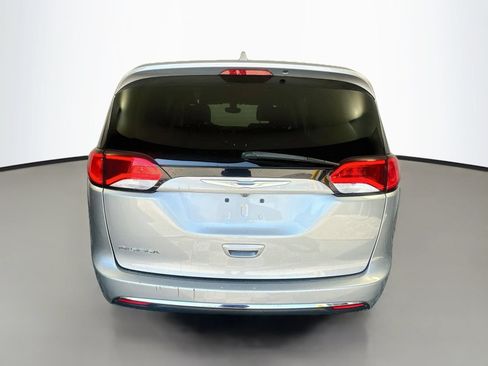 Used 2017 Chrysler Pacifica Touring Plus w/ Tire & Wheel Group FWD image 6