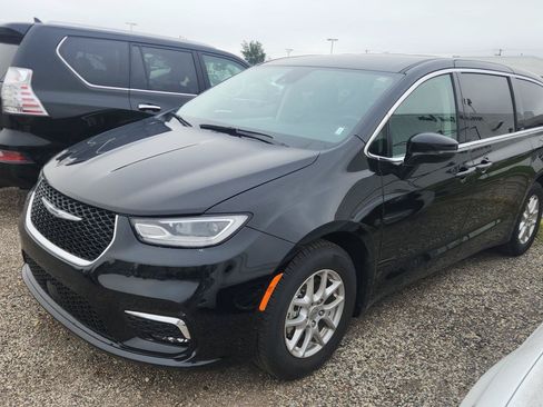 Used 2024 Chrysler Pacifica Touring-L FWD image 8