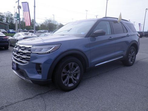 Certified 2025 Ford Explorer Active w/ Active Comfort Package AWD/4WD image 3