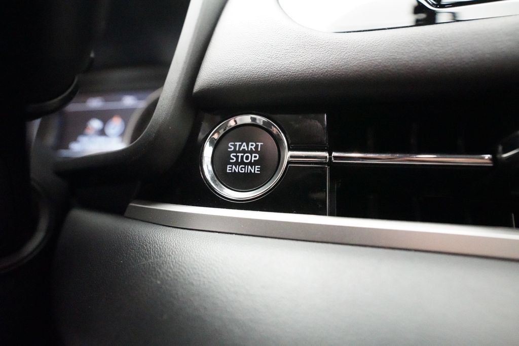 Used 2025 Mitsubishi Outlander AWD image 30