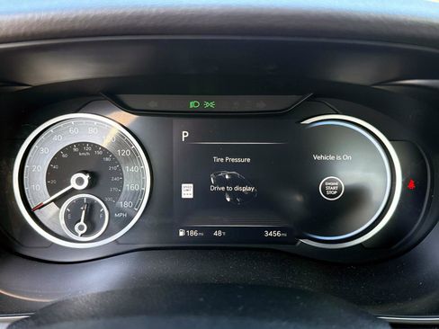 Used 2025 Genesis G70 2.5T image 27