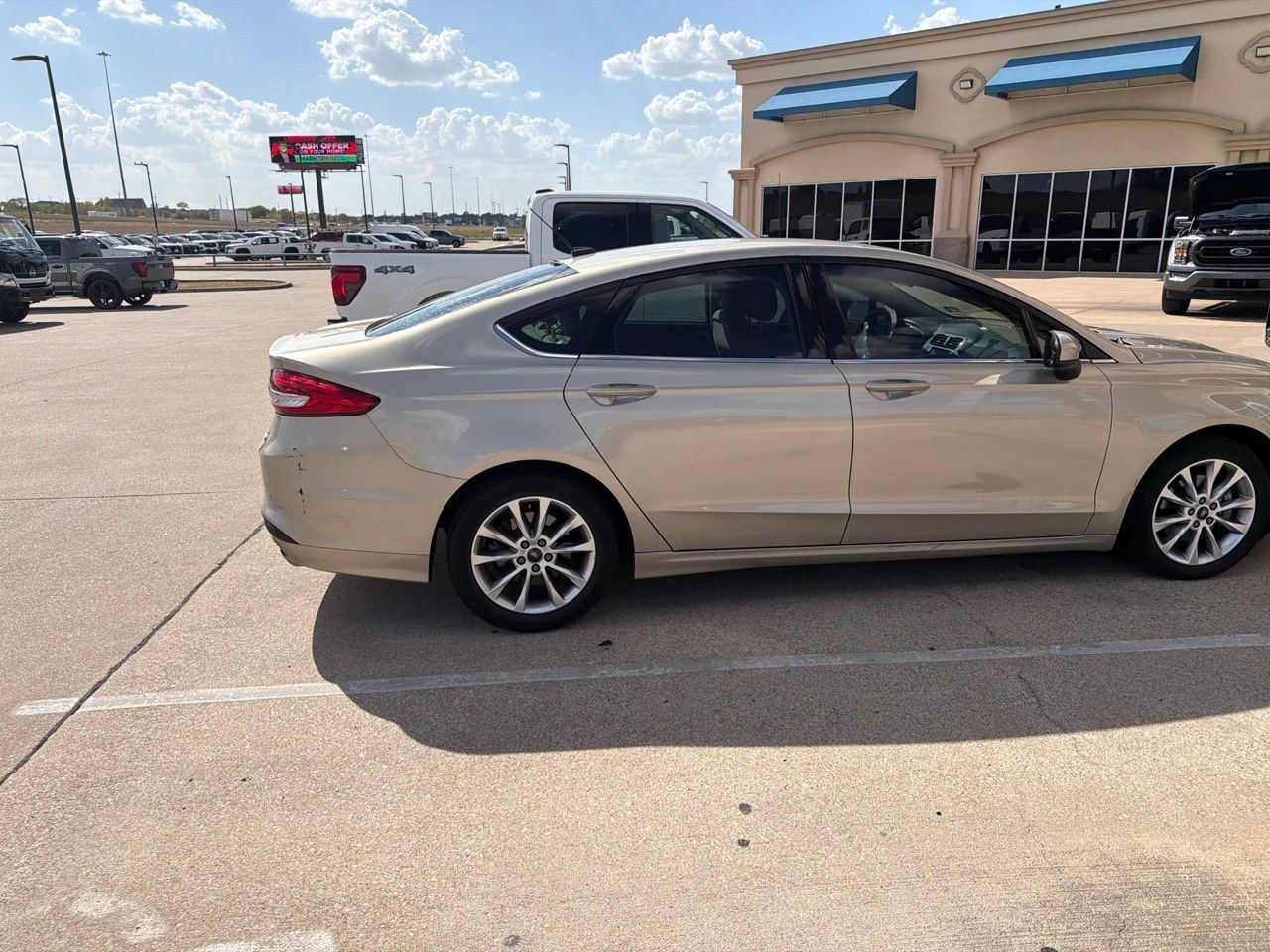 Used 2017 Ford Fusion SE w/ Fusion SE Technology Package FWD image 8