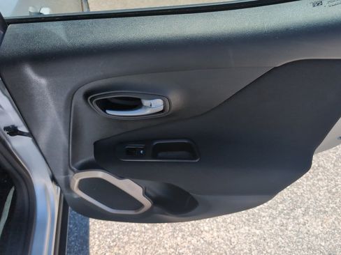 Used 2017 Jeep Renegade Latitude AWD/4WD image 17