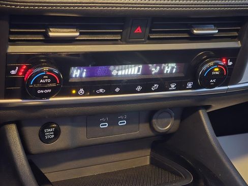 Used 2024 Nissan Rogue SV w/ SV Premium Package image 19