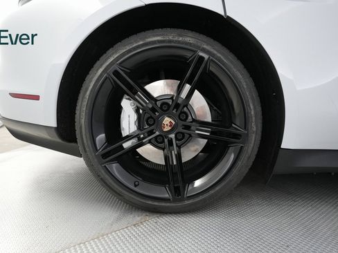 Used 2022 Porsche Taycan image 17