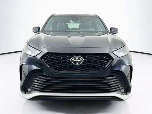 Used 2022 Toyota Highlander XSE FWD image 2