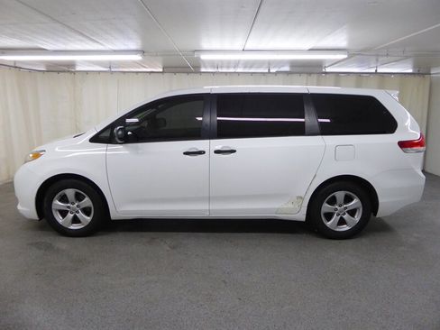 Used 2013 Toyota Sienna L image 4