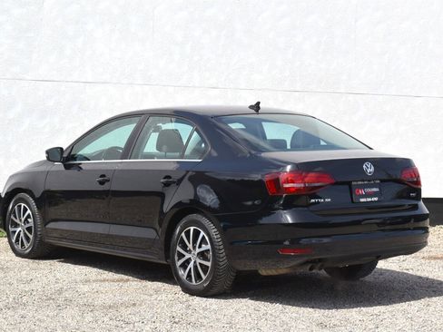Used 2017 Volkswagen Jetta SE image 2