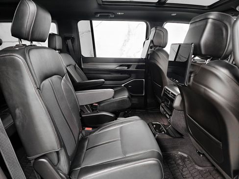 Used 2024 Jeep Wagoneer Series II image 9