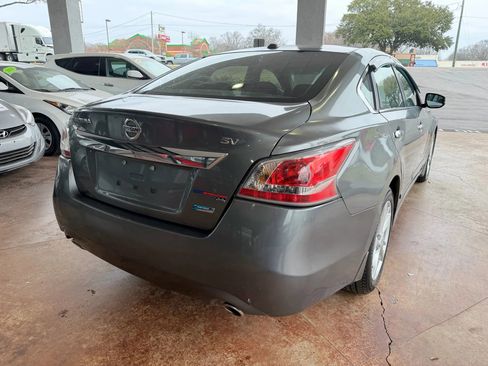 Used 2014 Nissan Altima 2.5 SV w/ Convenience Package image 7