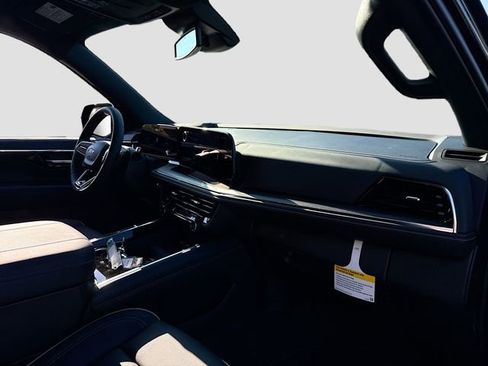 New 2025 Chevrolet Suburban Premier image 32