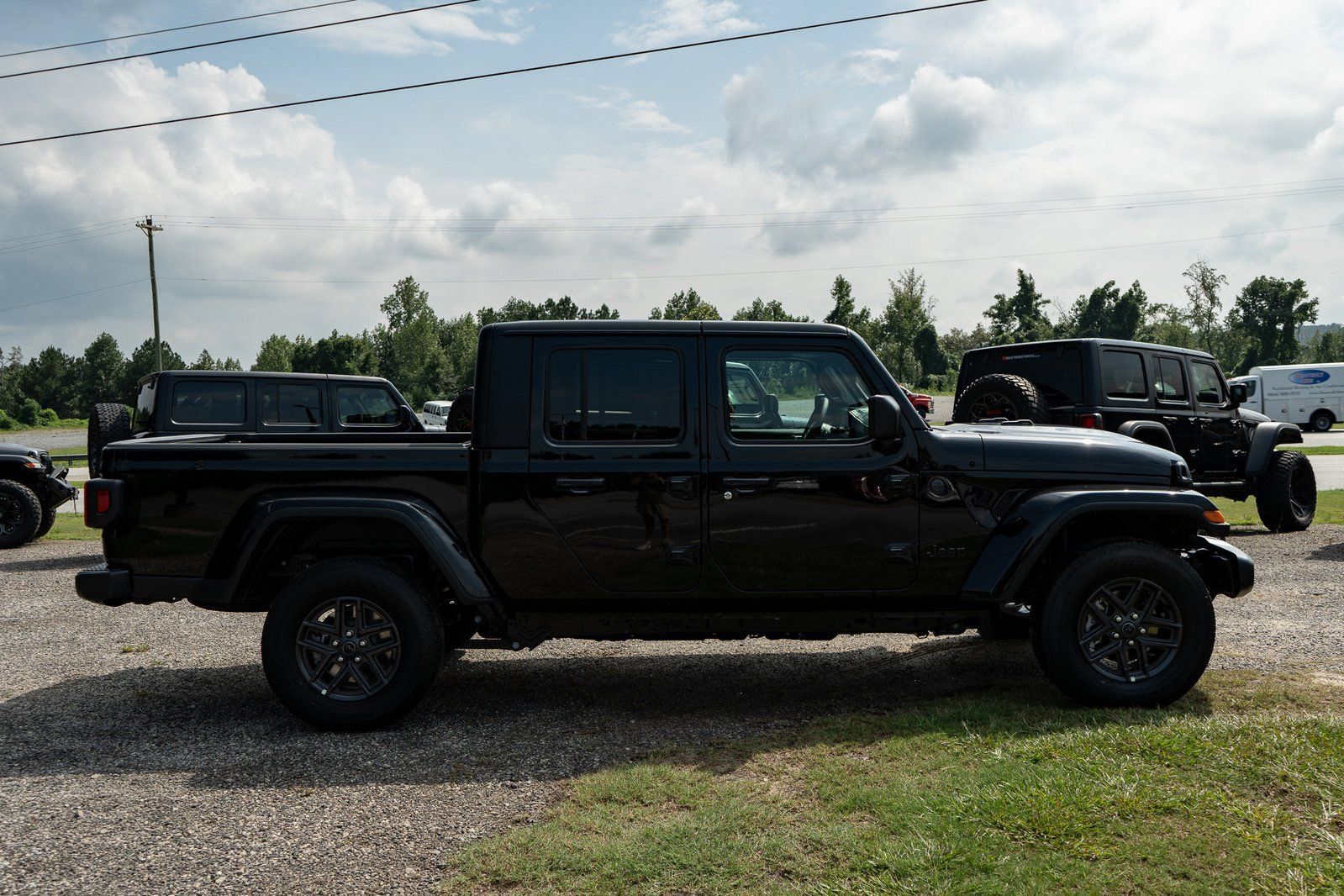 Used 2025 Jeep Gladiator Sport AWD/4WD image 11