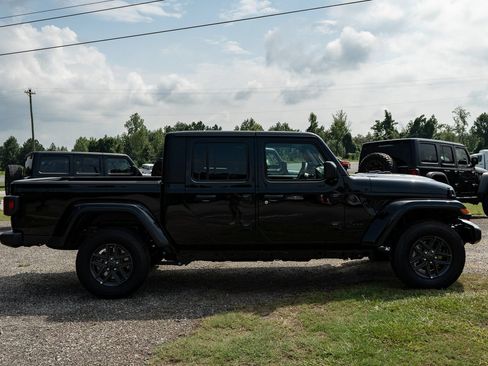 Used 2025 Jeep Gladiator Sport AWD/4WD image 11