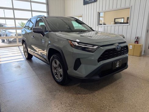 Used 2022 Toyota RAV4 XLE AWD/4WD image 7