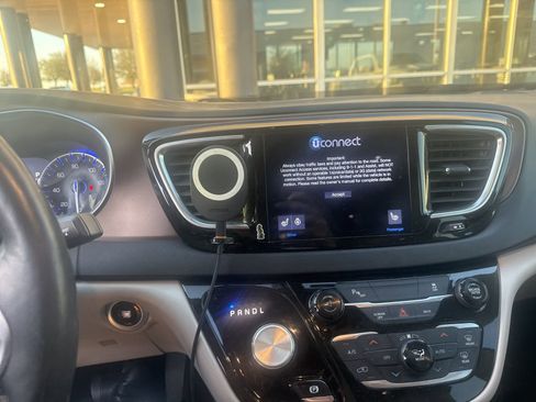 Used 2017 Chrysler Pacifica Touring-L Plus w/ Tire & Wheel Group image 9