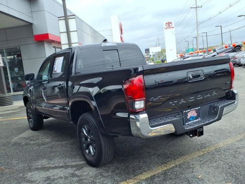 Certified 2023 Toyota Tacoma SR5 AWD/4WD image 4