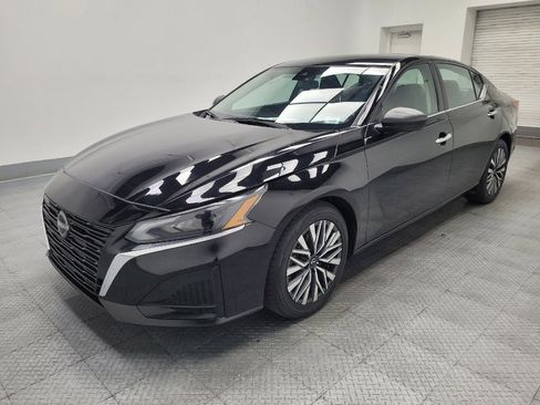 Used 2024 Nissan Altima 2.5 SV FWD image 2