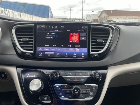 Used 2024 Chrysler Pacifica Touring-L image 18