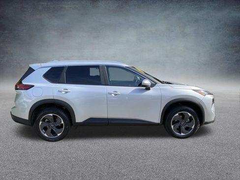 Used 2024 Nissan Rogue SV w/ SV Premium Package FWD image 5