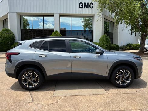 Used 2025 Chevrolet Trax LT FWD image 9