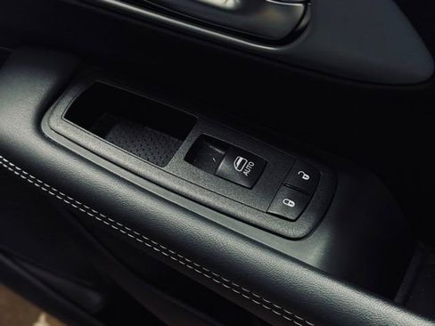 Certified 2025 Chrysler Pacifica Limited image 16