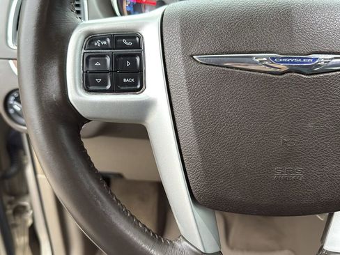 Used 2016 Chrysler Town & Country Touring image 17